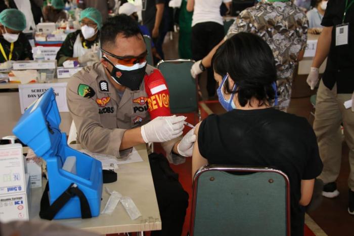 Panglima TNI dan Kapolri Tinjau Vaksinasi di Pesantren Minhaajurrosyidiin Jaktim 