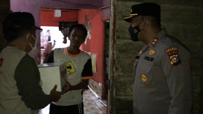 Personel Gabungan Patroli Sambil Bagikan Sembako 