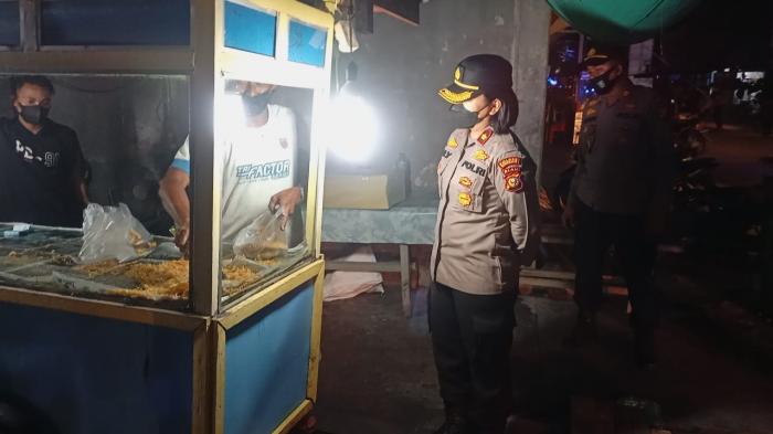 Dapat Bantuan Bapokting, Pedagang Gorengan Sumringah Daganganya juga Diborong Wakapolres Bengkalis