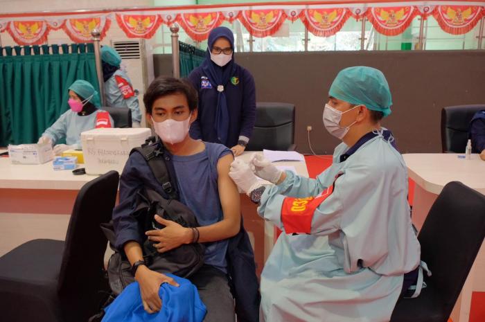 Kabaharkam Polri Tinjau Pelaksanaan Vaksinasi Dan Berikan Bansos di Kampus UIR
