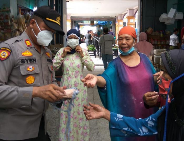 Tingginya Kesadaran Pedagang dan Pembeli di Pasar Terubuk Gunakana Masker saat Beraktifitas  