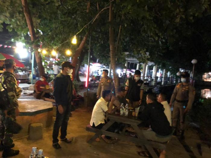 Gelar Patroli Malam, Personel Gabungan Imbau Warga Disiplin Prokes