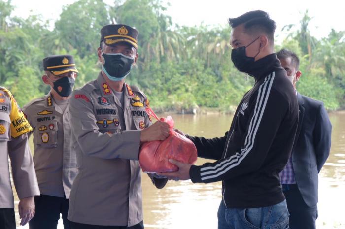 Tandai 30 Tahun Pengabdian, Alumni Akpol 1991 Riau Bagikan 1020 Paket Sembako