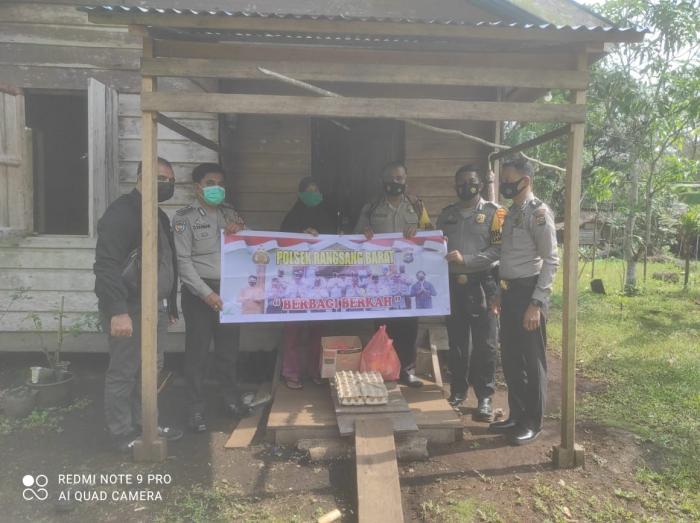 Salut, Polisi di Rangsang Barat Iuran Beli Sembako Untuk Membantu Warga Terdampak Covid-19