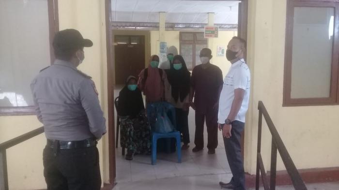 Semangati Pasien Covid-19, Polsek Tebingtinggi Barat Salurkan Ektra Puding