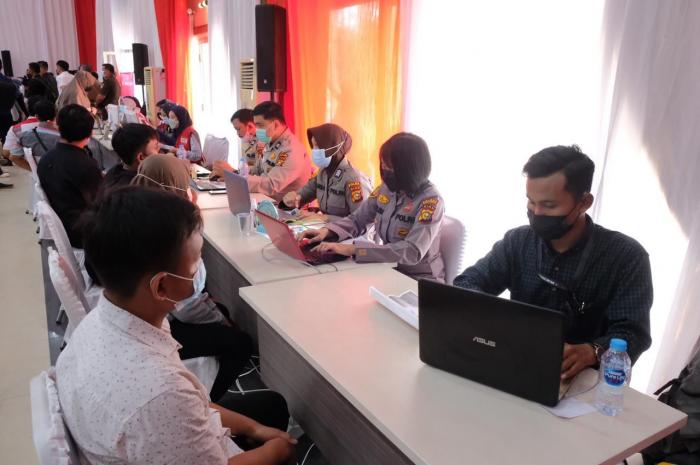 Vaksinasi Merdeka Serentak, Polda Riau Gandeng Perguruan Tinggi Siapkan 9000  Vaksin Dan 1500 Paket Bansos
