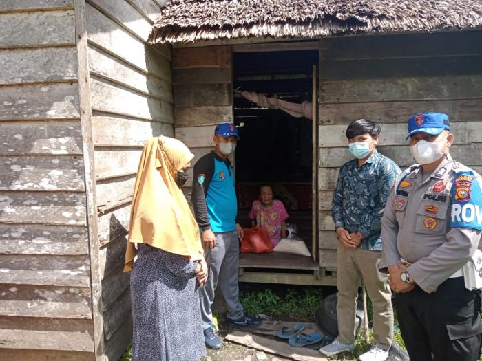 Jumat Barokah, Polisi Meranti Salurkan Sembako Kepada 5 Warga Kurang Mampu di Tebingtinggi Barat