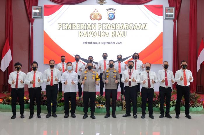 41 Personel Berprestasi Dapat Penghargaan dari Kapolda Riau