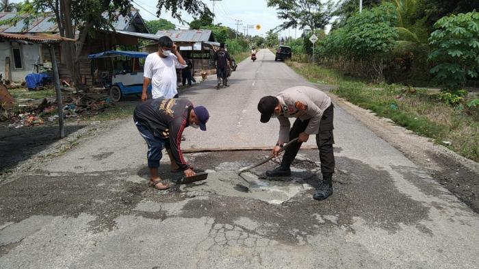 Perbaiki Jalan Berlubang, Bhabinkamtibmas Bersama RComunity dan Masyarakat Lakukan Goro