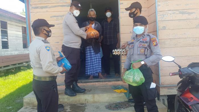 Terima Paket Sembako, Warga Ucapkan Terima Kasih Ke Polisi