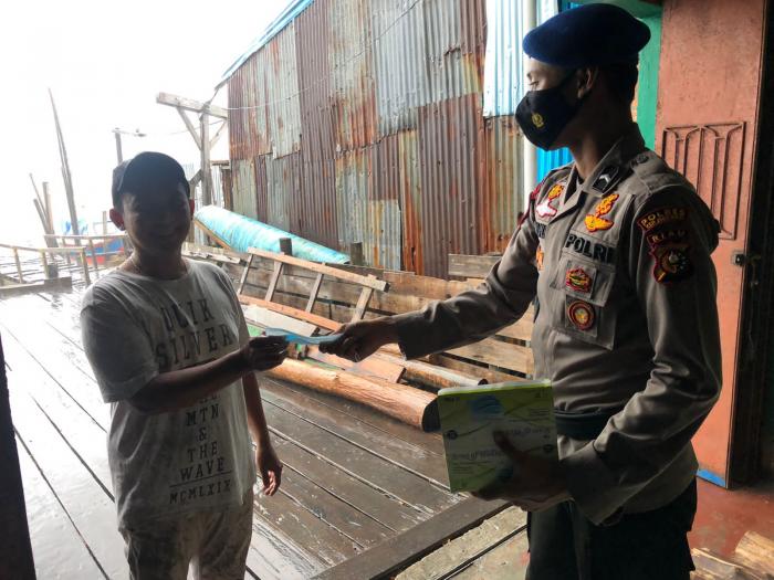 Bagi Masker di Pelabuhan Penyeberangan, Polisi Sosialisasi Prokes