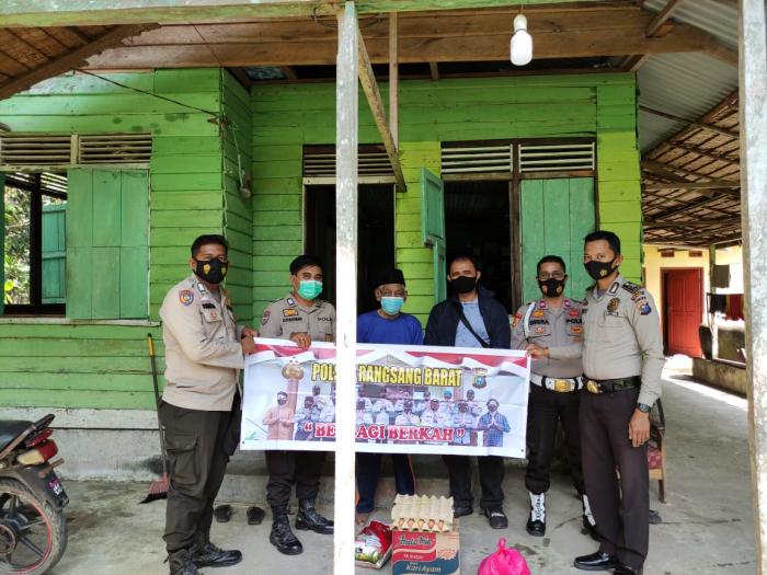 Berbagi Berkah, Polisi Antar Sembako Untuk Petani di Desa Bantar