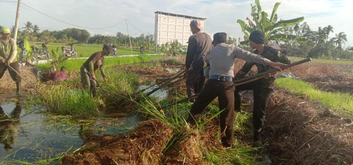 Bukti Polri Hadir Di Tengah Masyarakat, Bhabinkamtibmas Desa Sendaur Ikut Goro