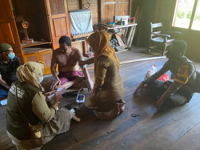 Permudah Layanan Vaksinasi, Polisi Bersama Tim Vaksinator Datangi Rumah Warga Lumpuh