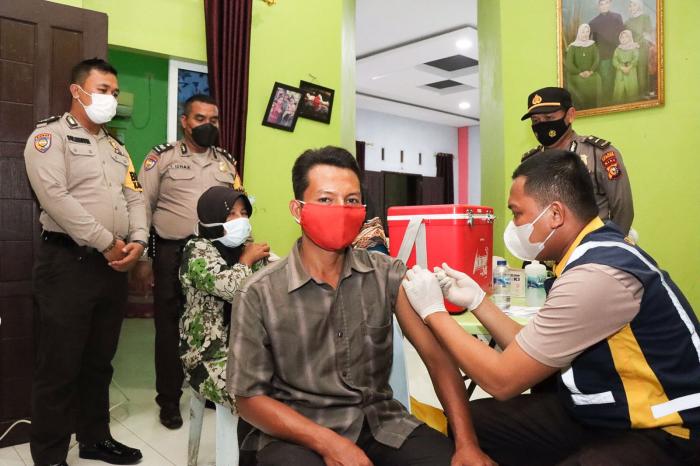 Polsek Tebingtinggi Gelar Vaksinasi Covid-19 Malam Hari di Alahair Timur