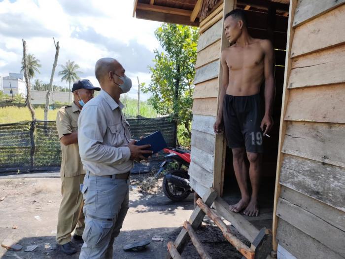 Datangi Rumah ke Rumah, Polisi Bujuk Warga Suku Akit Ikut Vaksinasi Covid-19