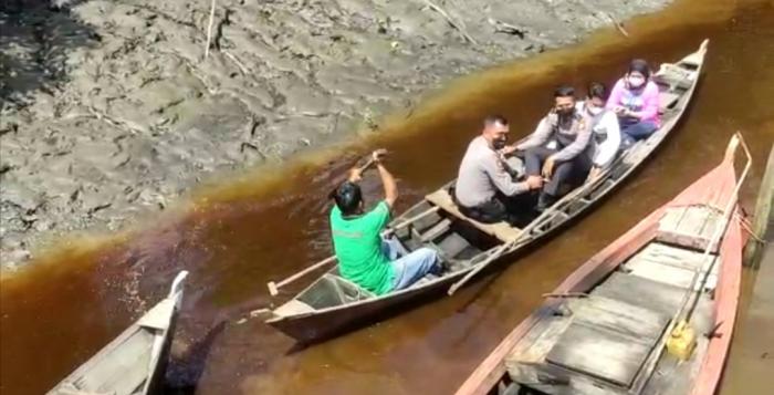 Berangkat Menggunakan Sampan, Vaksinasi Covid-19 Sasar Suku Akit di Desa Batin Suir