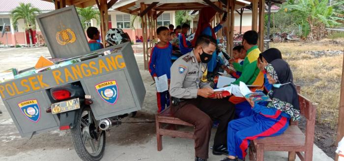 Lewat Pusling, Bhabinkamtibmas Sendaur Berbagi Buku Bacaan Buat Siswa SD