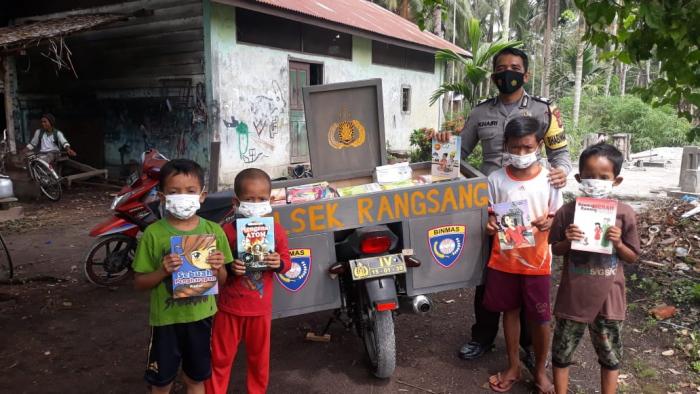 Inspiratif, Polisi di Meranti Sulap Motor Dinas Jadi Perpustakaan Keliling