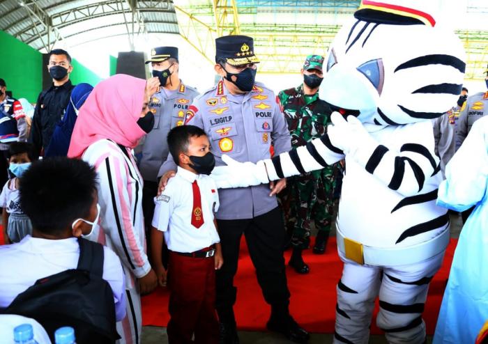 Tinjau Vaksinasi Serentak se-Indonesia, Kapolri Ingatkan Syarat Wajib Laksanakan PTM 100 Persen 
