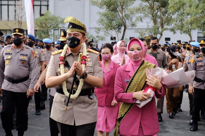 Resmi Masuki Mapolda, Kapolda Riau Disambut Adat Tepuk Tepung Tawar