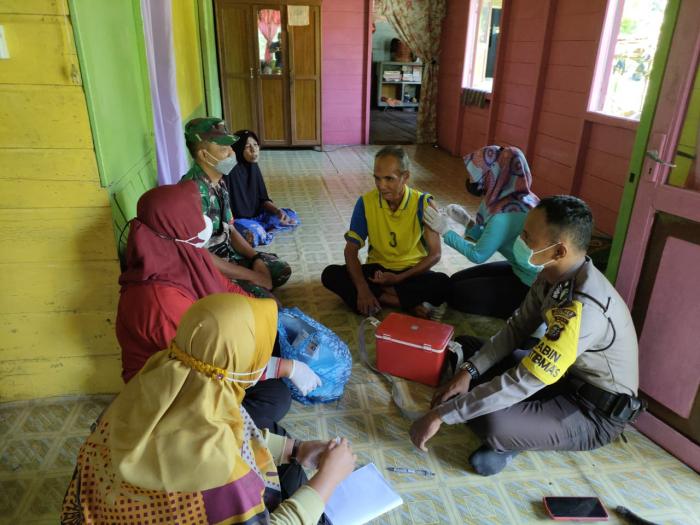 Polsek Tebingtinggi Barat Door to Door Percepat Vaksinasi Kalangan Lansia