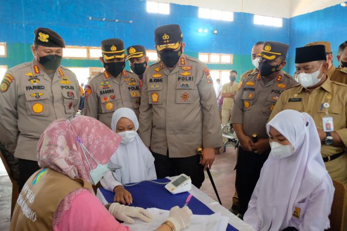Kapolda Riau Tinjau Vaksinasi di Rumbio Jaya Kampar
