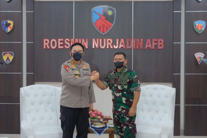 Kunjungan Ke Lanud Roesmin Norjadin, Irjen M Iqbal Dapat Cenderamata Spesial Komandan Lanud RSN