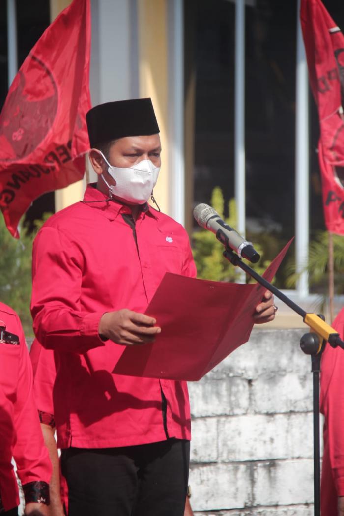 Di HUT PDI Perjuangan ke 49, DPC Kabupaten Bengkalis Gelar Upacara Bendera Dan Bagikan Jamu Untuk Masyarakat