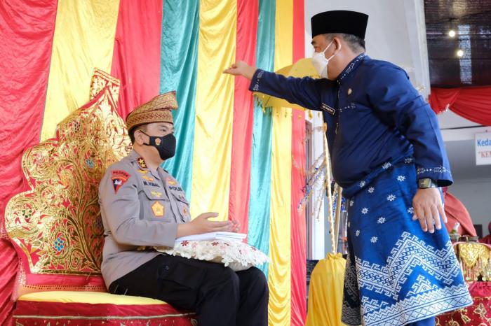 FKPMR Gelar Tradisi Tepuk Tepung Tawar Untuk Kapolda Riau Irjen Muhammad Iqbal