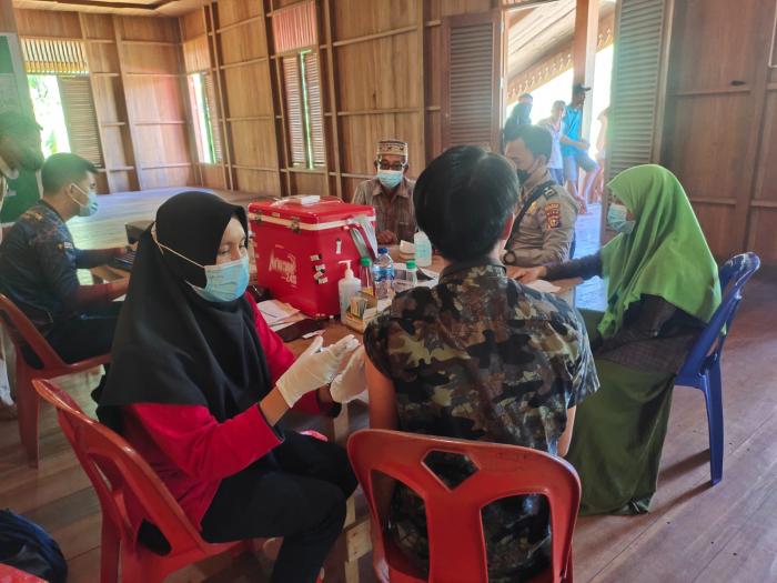 Polres Meranti Gelar Vaksinasi Massal di Desa Lukun