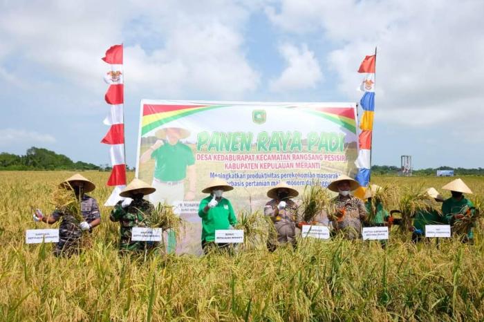 Bupati Kepulauan Meranti Ikut Panen Raya di Desa Kedabu Rapat