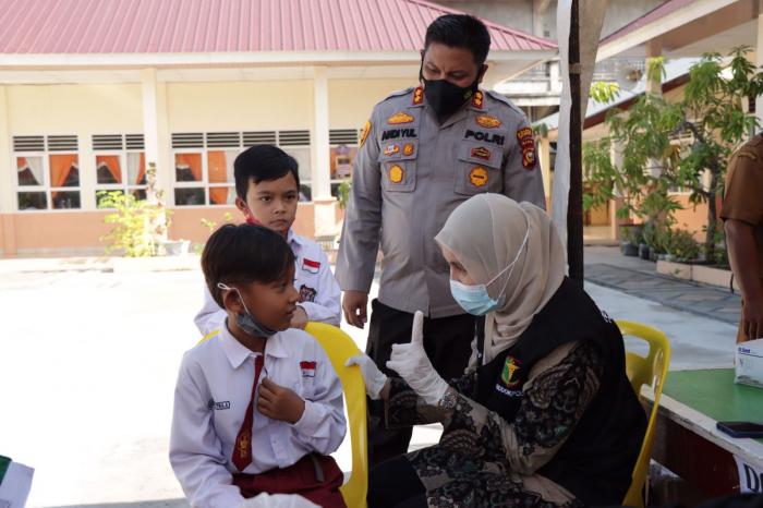 Kapolres Meranti Cek Vaksinasi Anak di SDN 02 Tebingtinggi