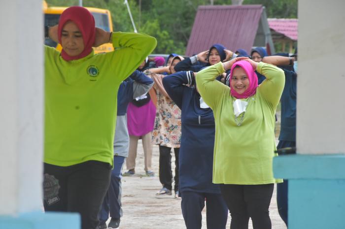 Bupati Kasmarni Ikut Senam Sehat di Tanjung Lapin