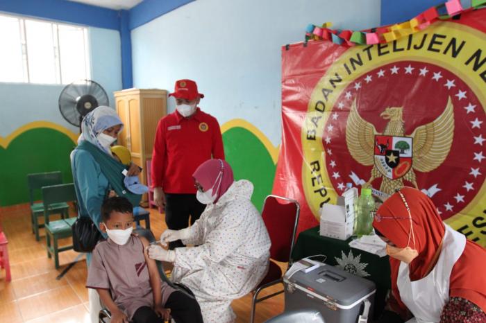 Gencarkan Vaksinasi Anak, BINDA Riau Vaksin 122 Anak di Madrasah Ibtidaiyah Muhammadiyah 2 Rumbai