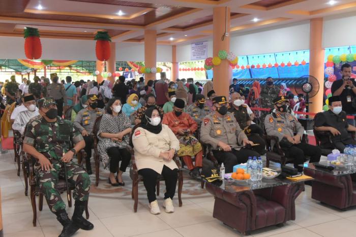 Bupati Kasmarni Dampingi Kapolda Riau Tinjau Vaksinasi Massal di Bengkalis