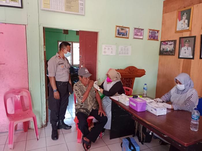 Tak Peduli Hari Libur, Tim Vaksinator Tetap Layani Vaksinasi hingga Pelosok Desa