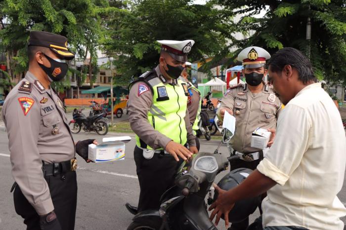 Polisi Bagikan Ratusan Masker dan  Sosialisasi Aturan Lalulintas kepada Masyarakat