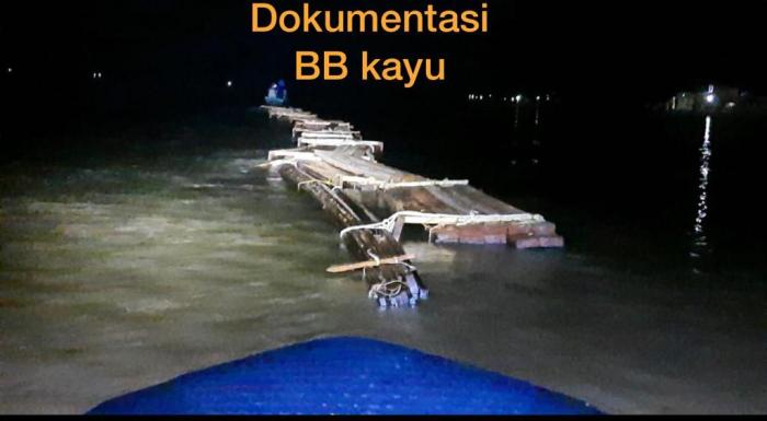 Satpolairud Meranti Amankan Belasan Kubik Kayu Ilog