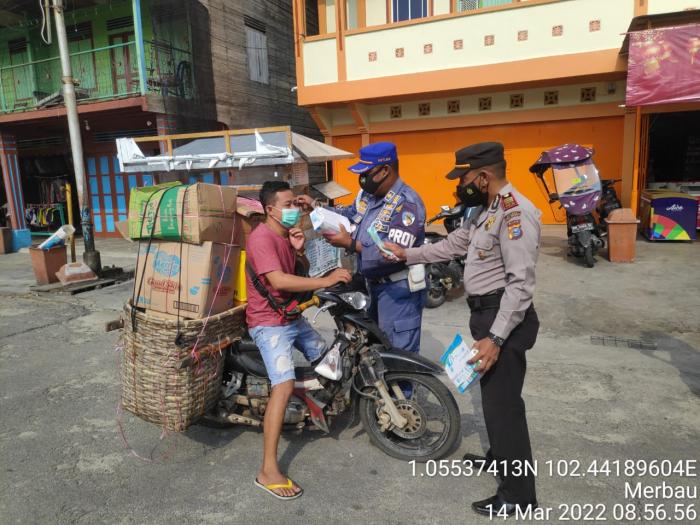 Cegah Penyebaran Covid-19, Tim Satgas Merbau Bagi-bagi Masker