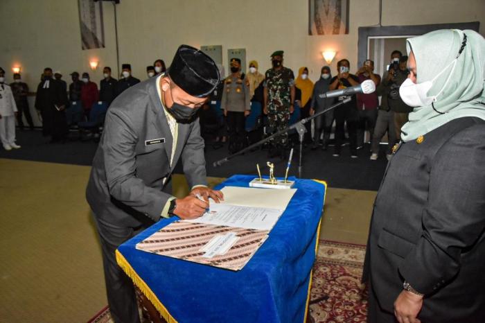 Bupati Kasmarni Lantik 9 Pejabat Pimpinan Tinggi Pratama