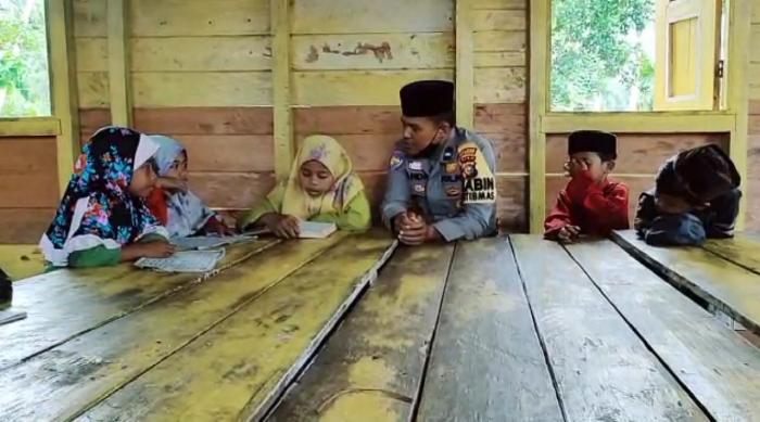 Rutinitas Disela Tugas, Bhabinkamtibmas di Rangsang Ini Sempatkan Diri Mengajar Ngaji Alquran