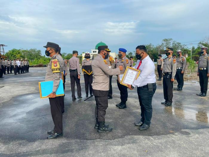 Kapolres Beri Penghargaan Personil Berprestasi dalam Vaksinasi dan Inovasi