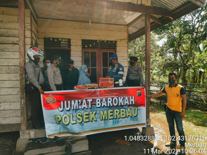 Gelar Jumat Barokah, Polsek Merbau Sambangi Rumah Lansia di Belitung