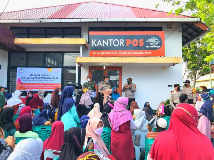 Penyaluran BSS di Kantor Pos Selatpanjang, Kapolres Imbau Vaksinasi dan Prokes