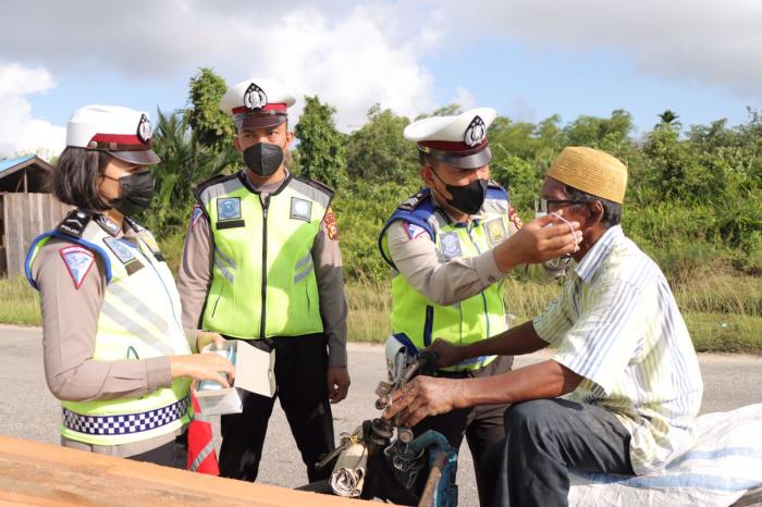 Hari Kedua Operasi Lancang Kuning 2022, Polres Edukasi Taat Aturan Berlalulintas dan Prokes
