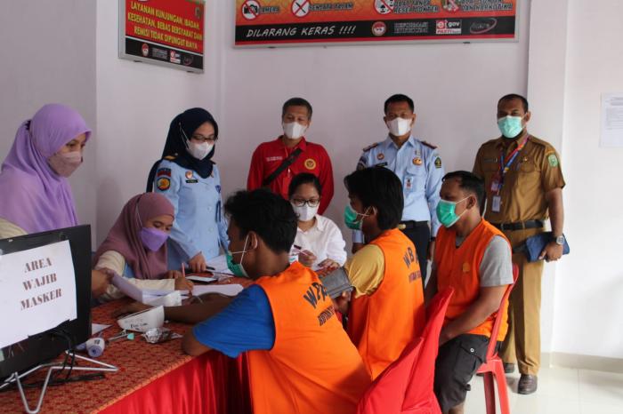 BIN Daerah Riau dan Kanwil Kemenkumham Riau Gelar Vaksinasi Bagi Warga Binaan Lapas Siak