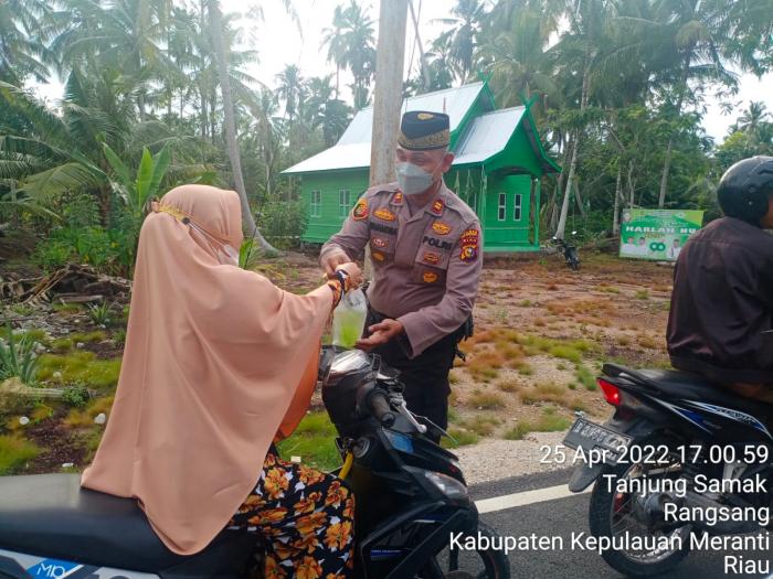 Berkolaborasi dengan NU, Ansor dan Banser, Polsek Rangsang Berbagi Ratusan Takjil 