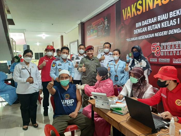 BIN Daerah Riau dan Kanwil Kemenkumham Riau Gelar Vaksinasi Warga Binaan dan Lapas