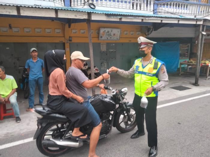 Sambil Bagikan Takjil Gratis, Personil Sat Lantas Imbau Kamseltibcarlantas, Vaksinasi dan Prokes kepada Pengendara